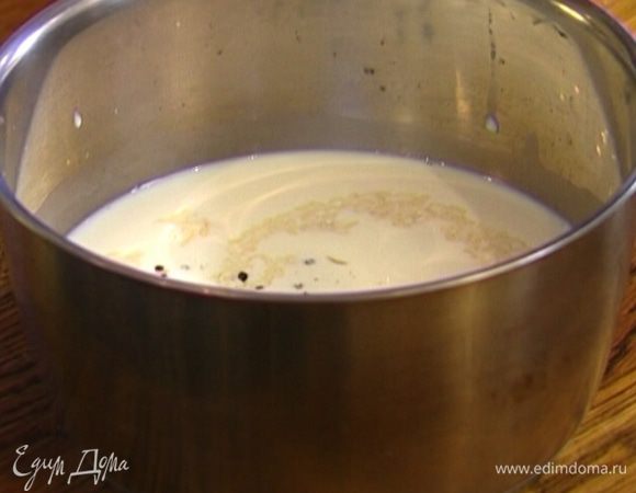 Рис залить молоком, добавить 2 ст. ложки сахара и поставить на огонь на 20 минут.