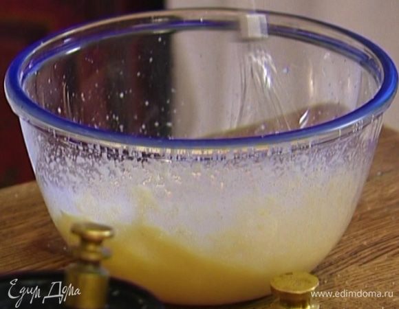 Яйцо взбить с сахаром.