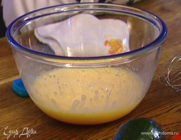 Яйца слегка посолить, поперчить и взбивать миксером. Когда масса станет пышной, влить молоко и еще немного взбить.