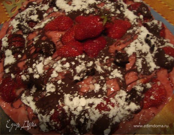 Яйцо взбить с сахаром,добавить  сметану,соду погасить уксусом,муку.Все хорошо перемешать.Орехи хорошо растолочь и тоже положить в тесто.Форму для выпекания диаметром 30 см выстлать бумагой для выпекания.Смазать растительным маслом.Поставить в разогретую до 200 градусов духовку и выпекать пока корж не зарумянится.Проверить на готовность зубочисткой,чтоб тесто на ней не оставалось.
Когда корж будет готов,разрезать его вдоль на 2 половинки и дать остыть.
Клубнику для пропитки хорошо размять с небольшим количеством сахара.Желатин для первого и второго слоев развести в 1ст. теплой кипяченой воды,хорошо растворить ,чтоб не было комочков.
Творог взбить миксером с сахаром и сливками.Когда сливки взобьются,тонкой струйкой ,медленно влить половину разведенного желатина.Смесь поставить в морозильник,чтоб слегка подостыло.
Клубнику очистить,вымыть и растереть блендером с сахаром до однородной массы,затем влить сливки и хорошо взбить миксером.Клубничную смесь тоже на 10 мин поставить в морозилку.
Шоколад растопить на паровой бане.
Берем форму для выпекания,кладем на дно 1 корж,сверху заливаем его пропиткой из клубники,затем выкладываем подстывшую творожную смесь,аккуратно выравниваем по бортику.После выкладываем второй корж и заливаем его растаявшим шоколадом,на него сверху выкладываем подстывшее клубнично -сливочное желе,разравниваем по бортику.Сверху ложкой разрисовываем
оставшимся шоколадом,клубнику для украшения разрезаем пополам и выкладываем сверху так как вам нравится.Затем посыпаем сахарной пудрой.Поставит в холодильник ,желательно на ночь,чтоб все хорошо застыло.