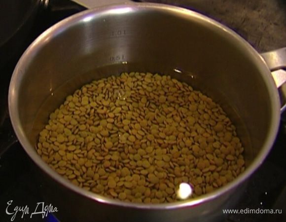 Чечевицу отварить до готовности, в конце посолить.

