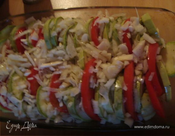 Кабачок и баклажан нарезать кружочками толщиной 3 мм.присолить,поперчить черным молотым перцем и оставить на 20 мин., чтоб пустили сок.
Помидоры нарезать тоже кружочками толщиной 5 мм.Чеснок мелко порубить.Лук репчатый мелко нарезать и хорошо отжать ,чтоб лук пустил сок.
В жароупорную форму налить немного оливкового масла и выложит,чередуя по 2-3 кольца кабачок,баклажан,помидор пересыпая чесноком и мелко порубленной зеленью.Получается веер из овощей.Сверху еще полить оливковым маслом и присыпать луком.
Накрыть фольгой и поставить в духовку ,разогретую до 200 градусов на 20 мин.Когда овощи будут уже мягкими ,достать из духовки,снять фольгу и посыпать сначала натертый твердый сыр,поставить на 10 мин в духовку.затем натертый на мелкой терке пармезан и полить майонезом.Поставить в духовку пока не зарумянится.Можно кушать и в горячем, и в холодном  виде.