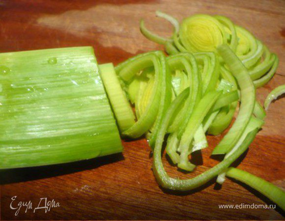Порей помыть. Первые два грубых слоя удалить. Порезать белую часть дисками размером 2,5 см.  Зеленую часть порезать тонкими кольцами. 