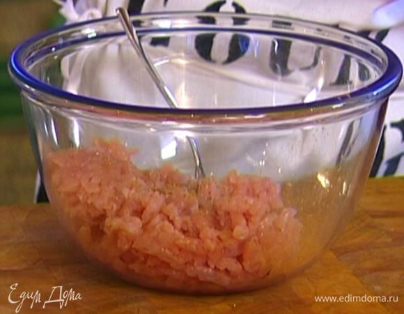 Ввести яйцо и влить немного молока (смотреть по консистенции фарша, чтобы он не был жидким), перемешать.