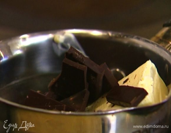 Сливочное масло и шоколад растопить в небольшой кастрюле — должна получиться однородная масса.