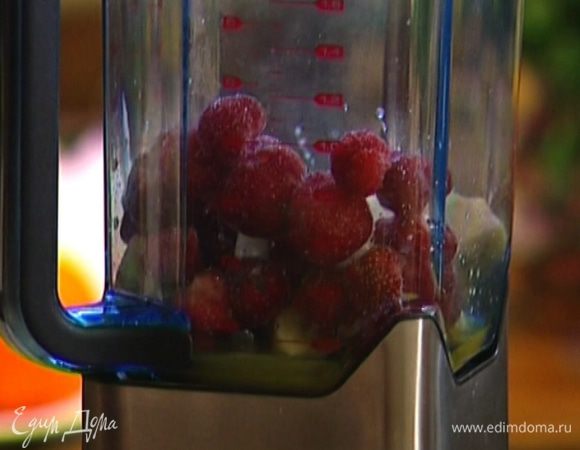 Банан предварительно очистить, порезать на кусочки и заморозить.