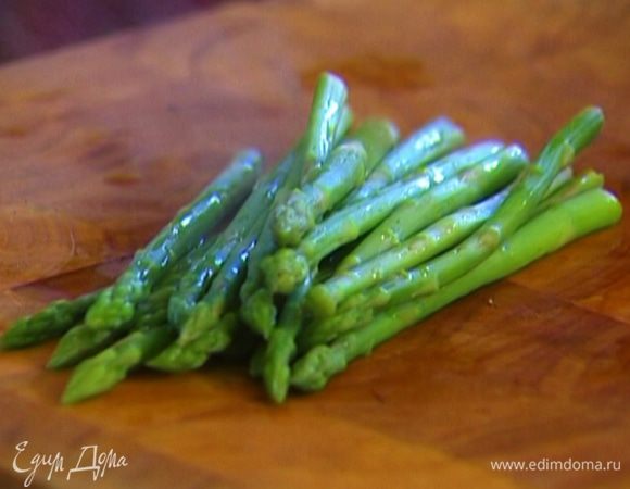 Спаржу отварить до полуготовности.

