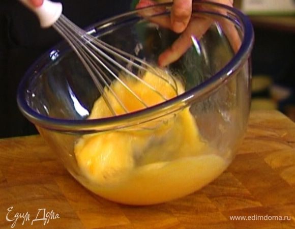 Яйца взбить венчиком вместе с 2 ст. ложками воды.