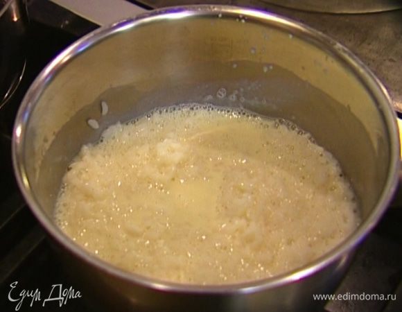 Рис отварить на воде, когда воды практически не останется, влить соевое молоко, посолить и довести до кипения.