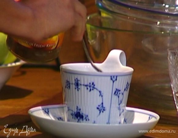 Цикорий и сахар насыпать в чашку.
