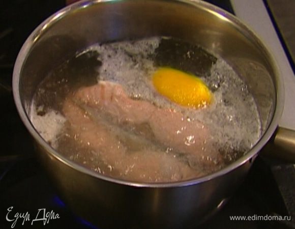 Рыбу вместе с лимоном отварить практически до готовности.

