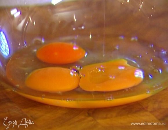 Яйца взбить венчиком, посолить и поперчить.