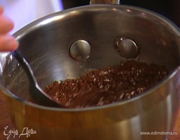 Какао смешать с сахарной пудрой.