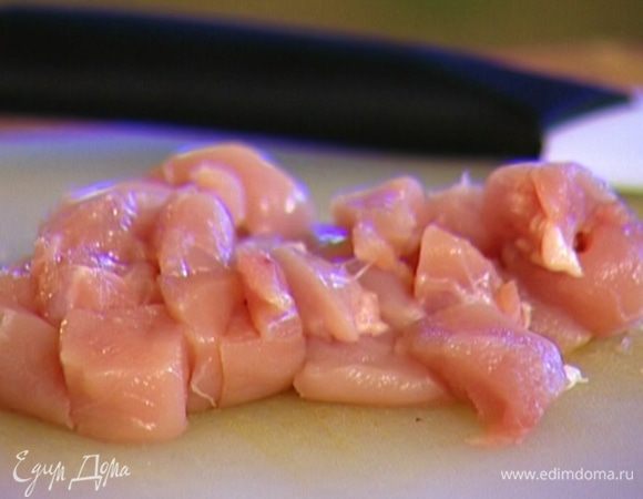 Куриную грудку нарезать небольшими кусочками.
