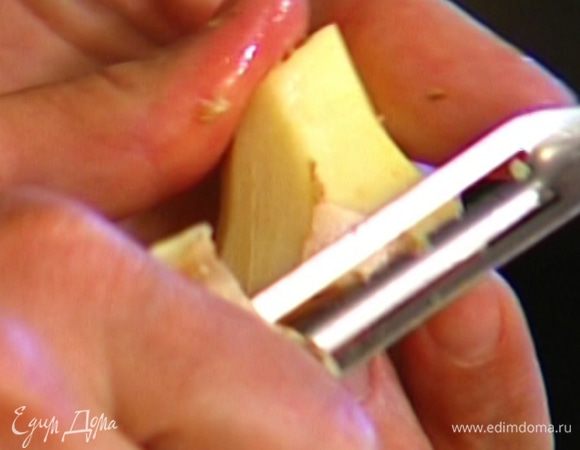 Морковь и корень имбиря почистить.