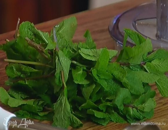 Листья мяты растереть с сахаром.