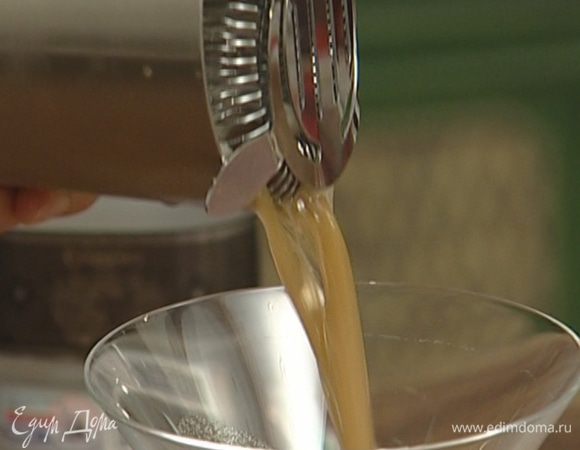 Все ингредиенты поместить в коктейльный шейкер.