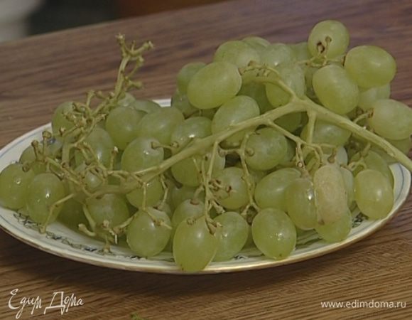 Ягоды винограда, сахар и базилик поместить в шейкер и толкушкой или скалкой с тупыми концами растереть в кашицу. 
 
 

