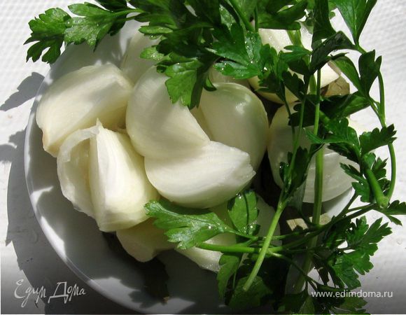 Все специи сложить вниз горячей простерилизованной банки, уложить порезанные на крупные куски кабачки, положить 2 небольших помидора. Часто я делаю ассорти: добавляю огурцы, патиссоны. 

