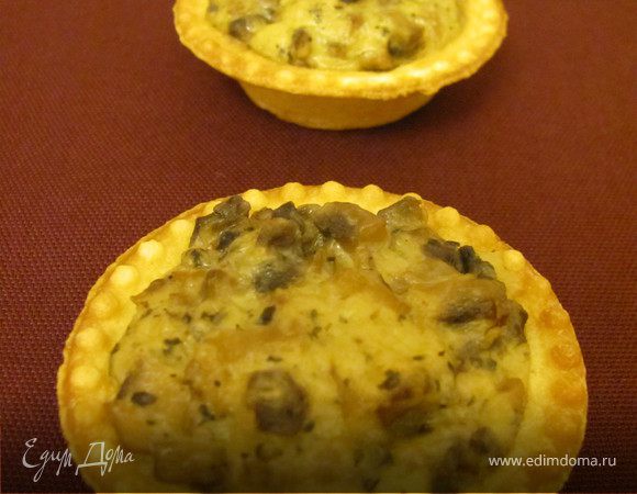 Грибы помойте и нарежьте на мелкие кубики. Лук нарежьте так мелко, как сможете.