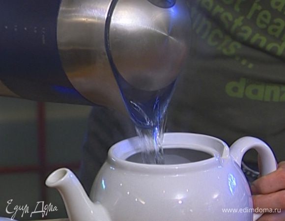 Чай заварить, дать ему настояться в течение 2–3 минут. 