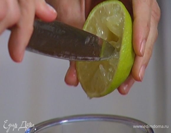 Из лайма выжать сок.