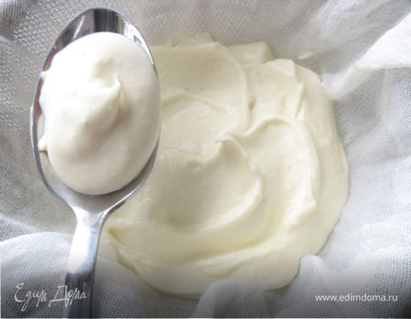 Белки отделить от желтков.
Взбить желтки с сахарной пудрой, добавить маскарпоне, перемешать.
Взбить белки в крепкую пену, добавить к маскарпоне, аккуратно перемешать.


