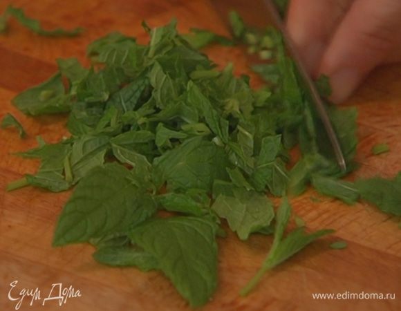 Коричневый сахар, несколько кусочков льда и мяту измельчить.