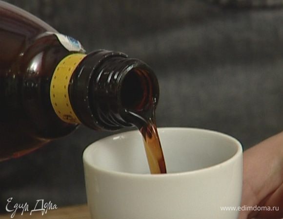 Водку, ликер и лед поместить в шейкер и встряхнуть.