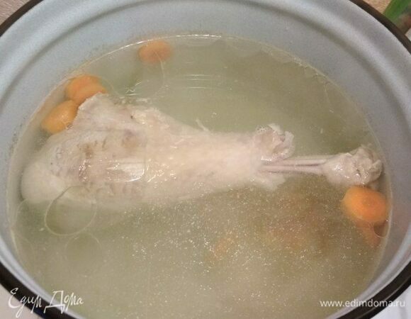 Очистите 1 морковь и нарежьте на кружочки, очистите и разрежьте пополам 1 луковицу. Положите овощи в кастрюлю, отправьте к ним индейку и залейте холодной водой. Постепенно нагреваясь, вода будет вытягивать все вкусы из ингредиентов — это и есть принцип приготовления бульонов. После закипания прикройте кастрюлю крышкой, уменьшите огонь и варите 40–50 минут.<br />
Вы можете положить в бульон душистый перец, лавровый лист, любые сушеные травы, но я предпочитаю «чистый» натуральный вкус.