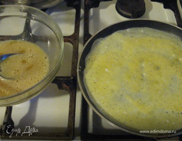 Яйца растереть вилкой со щепоткой соли в однородную массу без пены и пожарить тонкие блинчики (должно получиться 4 штуки). Каждый немного поостывший блинчик присыпать с одной стороны крахмалом через сито.
