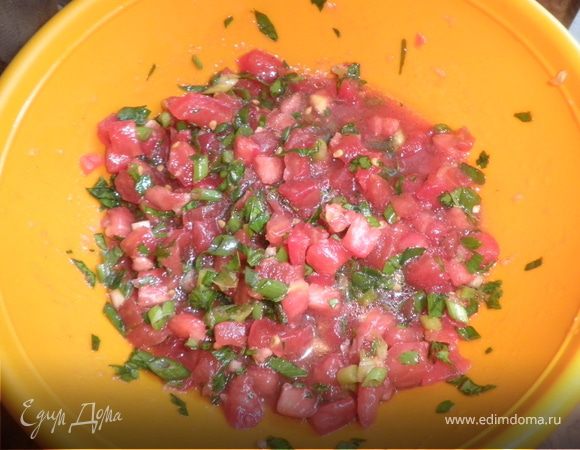 1. помидоры очистить от кожицы и нарезать кубиками. Посолить поперчить, приправить одной щепоткой сахара, добавить олив. масло и пропущенный через пресс чеснок. Хорошо перемешать.
2. Ломтики хлеба поджарить на сковороде или подсушить в тостере. Получившуюся томатную массу выложить на хлеб и украсить листочками базилика.
Для разнообразия к помидорам можно подмешать 2 ч.л. рубленого розмарина и выложить помидорную массу поверх слоя тонконарезанной моцареллы.