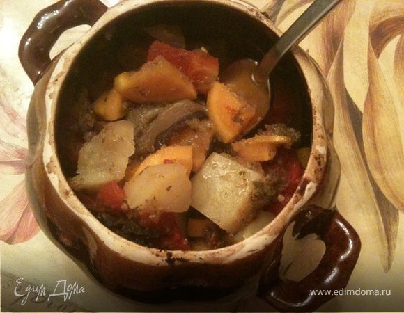 Баранаину нарезать небольшими кусками.В каждый горшочек влить растительное масло (на каждую порцию по 1 ст. л.) и выложить мясо,закрывши им дно. Чеснок,лук,перец и зелень мелко порубить (или измельчить в блендере) и хорошо перемешать.Баклажаны нарезать вдоль и как можно тоньше.Сделать из них рулетики,нафаршированные смесью из зелени и овощей.Картофель и морковь нарезать дольками или крупными кубиками.С помидор снять кожицу и нарезать крупными ломтиками.На мясо уложить слой из фаршированных баклажанов.Сверху уложить морковь,картофель и помидоры,посыпать оставшейся смесью рубленых чеснока,лука,перца и зелени.Посолить по вкусу.Горшочки закрыть крышками,поставить в духовку и тушить чанахи 1-1,5 при t 150-160 С.