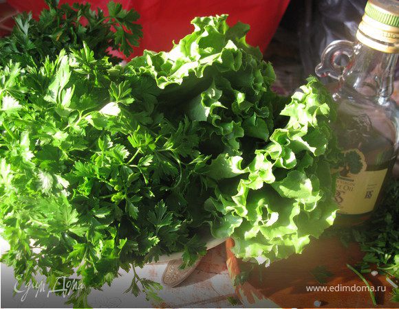 Нарезать пучок зелёной петрушки, добавить в кастрюльку. Выключить огонь. Дать настояться 15-20 минут. И можно подавать на стол ароматный рыбный суп.