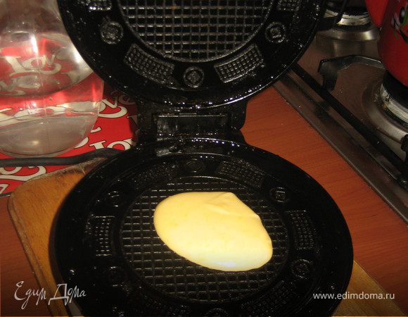 На максимальной температуре. После того как"блинчик" приготовился, скручиваем его в трубочку или как конус.
