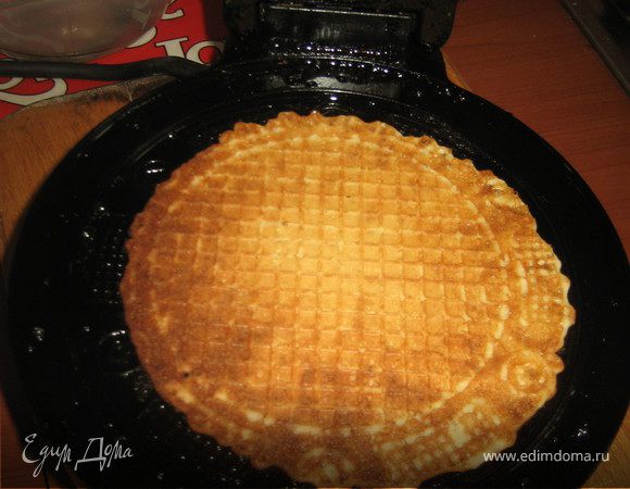 После того как"блинчик" приготовился, скручиваем его в трубочку или как конус.