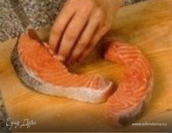 Филе семги нарежьте порционными
кусками.