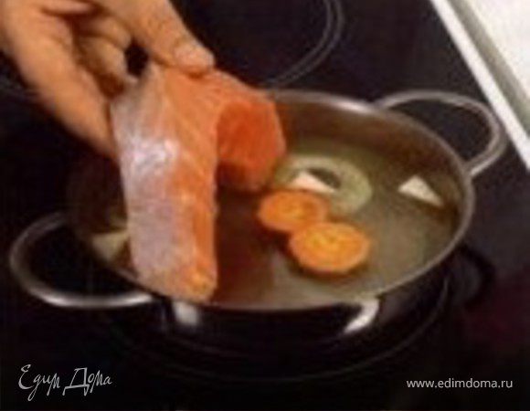 Опустите порционные куски

в горячую воду, добавьте часть моркови, лук, перец горошком и лавровый лист, сварите, охладите в бульоне.

