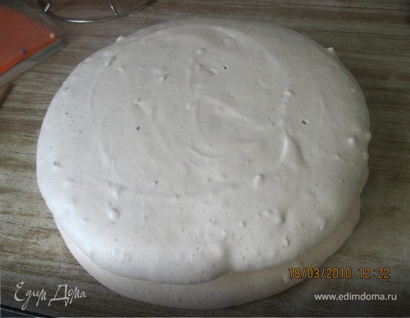 БЕЗЕ.
Лучше выпекать 2-мя порциями, по 3 яйца каждая. 
У охлажденных яиц отделить белки от желтков. Белки взбить до пены, добавить уксус и, продолжая взбивать, в 3 приема всыпать 1 ст. сахара. У меня это занимает примерно 15-20 минут. 
В готовую массу всыпать крупно порубленный арахис и осторожно перемешать ложкой. Движениями снизу вверх.
