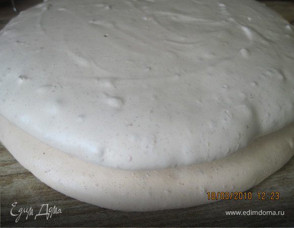 На бумаге для выпечки нарисовать круг, диаметром на 1 см меньше диаметра бисквита. Безе выложить на бумагу, равномерно распределяя и не выходя за контур круга. Поставить в духовку при темп. 80-100гр. на 1-1,5 часа. (так написано в оригинальном рецепте. У меня же это заняло 3 часа). 