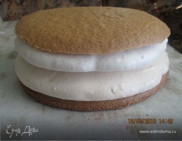 СБОРКА ТОРТА: бисквит+крем+безе+крем+безе+крем+бисквит. Верх и бока торта обмазать кремом и украсить арахисом.