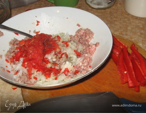 Перец очистить от семян и нарезать ровными брусочками. Обрезки от перца (верхушка и "попка") вместе с морковью и луком пропустить через мясорубку или измельчить блендером и добавить к фаршу. Фарш посолить, поперчить, добавить мелко нарезанный укроп, хорошо вымешать и разделить на 4 части.