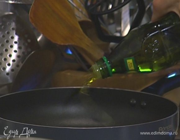 Разогреть в глубокой сковороде 2 ст. ложки оливкового масла. 