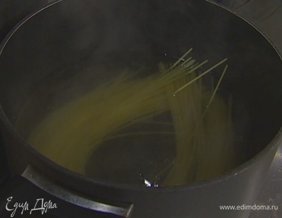 Макароны отваривать в подсоленной и подмасленной воде на 1–2 минуты меньше, чем указано на упаковке. 