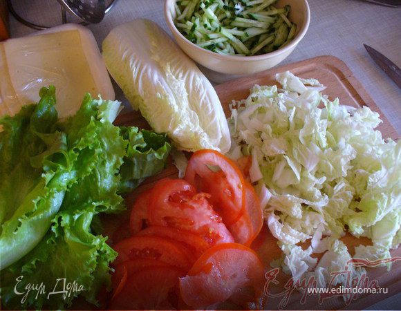 Пока она готовится, сделать остальную начинку:
натереть на терке огурцы, порубить салат и капусту. Помидоры порезать тонкими кружочками.