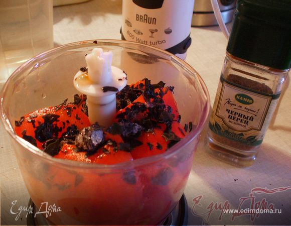 Взбить блендером в пюре, разлить по формам (я разливаю по маленьким глубоким тарелочкам с высокими стенками). Остудить до комнатной температуры, затем поставить в морозилку. 