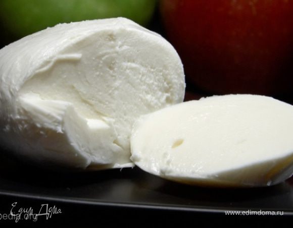 Нарезать кубиками моцареллу, добавить сливки и тоже взбить в блендере (отдельно от помидоров).