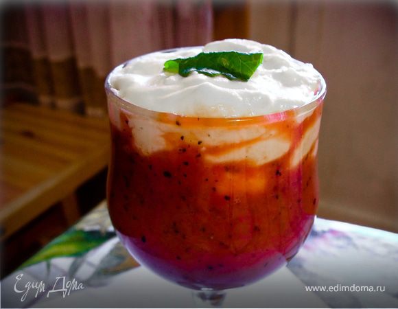 Налить в невысокий стакан томатный фреш, сверху осторожно влить 1 ст.л. сырной смеси. 
Вставить трубочку и украсить зеленью.

