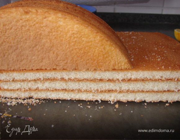 Бисквит порезать на кусочки.
В кофе добавить алкоголь, пропитать бисквит (бисквиту нужно чуть коснуться кофе, иначе будет мокрым). Выложить бисквит одним слоем на дно формы (я брала прямоугольный пластиковый контейнер).