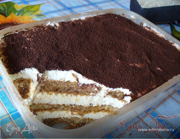 На слой бисквита выложить слой крема, потом снова бисквит, и так до тех пор, пока позволит высота формы (лучше брать высокую), последний слой - кремовый. Сверху посыпать какао.
Закрыть крышкой и убрать в холодильник на несколько часов.

Этот расчет - на очень большую порцию. У меня лично получилось 2 немаленьких контейнера. Можно накормить компанию в 7-8 человек.
